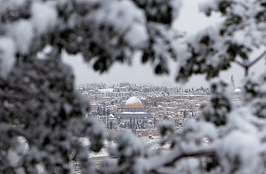 Зображення до:  Иерусалим засыпало снегом