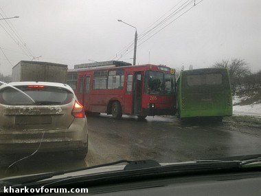 Зображення до:  Раз троллейбус, два троллейбус: ДТП из-за гололёда