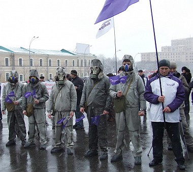 Зображення до:  Пикет в противогазах. На площади Свободы протестовали против Shell