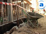 Зображення до:  В центре города мужчина упал в строительный котлован