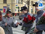 Зображення до:  В центре Харькова «дамские угодники» дарят женщинам розы и открытки с лягушками (фото)