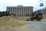 Зображення до:  Два месяца на площади Свободы будут стоять 33 богатыря из песка