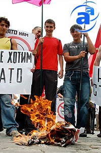 Article В Харькове противники альянса сожгли флаг НАТО (обновлено, фоторепортаж)