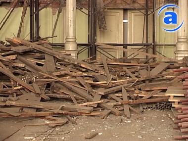 Article В Харькове на двоих парней упала стена сарая