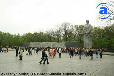 Зображення до:  Городские власти предлагают очистить Мемориал Славы от рекламы