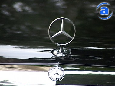 Article Mercedes съехал в кювет: водитель и пассажир выбраться из машины не смогли