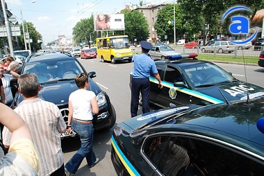 Article Машину и.о. городского головы задержала ДПС, самого Кернеса забрала скорая (обновлено, фоторепортаж)