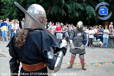 Article Фоторепортаж. Бои на мечах в центре Харькова
