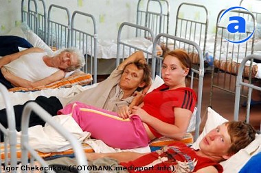 Article Жизнь под взрывами. Жители Лозовой в эвакуационных пунктах ждут возвращения домой (фоторепортаж)