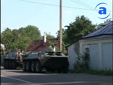 Зображення до:  Противопожарные танки тушат арсенал возле Лозовой. Взрывы прекратились