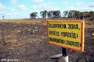 Зображення до:  В 3,5-километровой зоне вокруг арсенала возле Лозовой собрали 2,5 тысяч снарядов