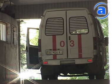 Article Двое рабочих, которые обрезали деревья, упали с автовышки