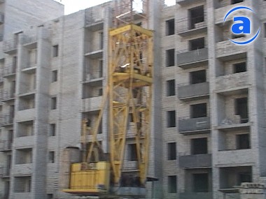 Article Башенный кран упал на 2-этажный дом в Харькове