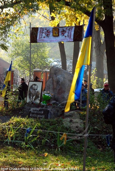 Зображення до:  Молебен возле памятника УПА в Харькове проходит под вой сирен