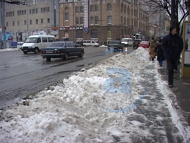 Зображення до:  Зимой городские власти просят не ставить машины у обочин дорог ночью