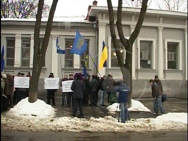 Зображення до:  К Консульству России в Харькове вышли люди с флагами и транспарантами. Повод – газ