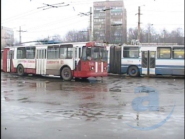 Зображення до:  Троллейбус наехал на молодую девушку