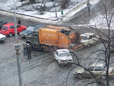 Зображення до:  В центре Харькова «Жигули» врезались в мусоровоз