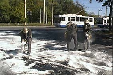 Зображення до:  Водитель машины, который разлил серную кислоту, дает объяснения правоохранителям