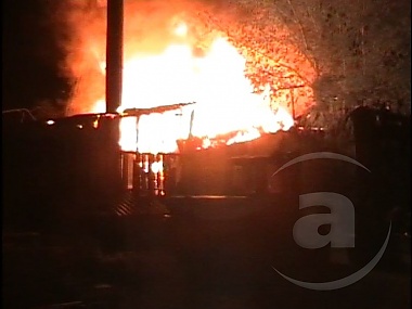 Зображення до:  Крупный пожар в Изюме. Погибли люди, сгорели гаражи и машины