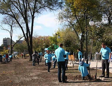 Зображення до:  Мобильная связь помогла украсить центр города деревьями