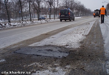 Зображення до:  Зимой дороги ремонтируют очень горячим асфальтом