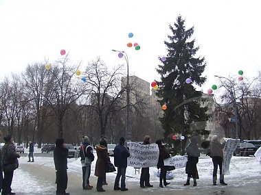 Зображення до:  Депутатов – в небо, сами – в суд. Акция «Отправка на юг чиновников-коррупционеров Харьковского горсовета»