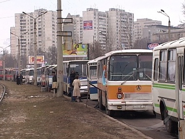 Зображення до:  Из-за обвала здания в центре Харкова автобусы меняют свои маршруты