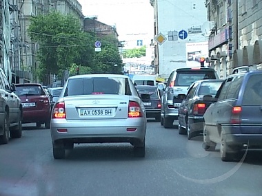 Зображення до:  Парковка на тротуаре неизбежна – мнение харьковского ГАИ