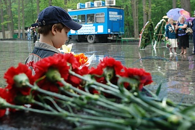 Зображення до:  Харьковчане несут цветы к Мемориалу Славы