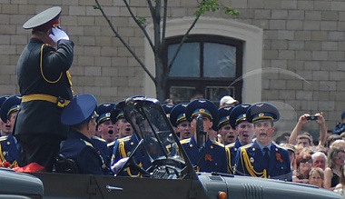 Зображення до:  День Победы в Харькове. По площади Свободы прошли войска