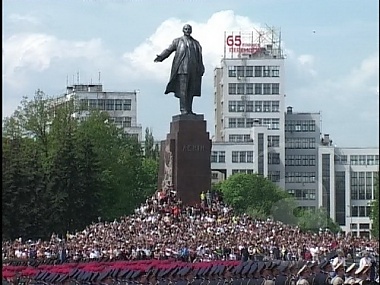 Зображення до:  Фотофакт Дня Победы. В Харькове Ленин «стоял» на людях