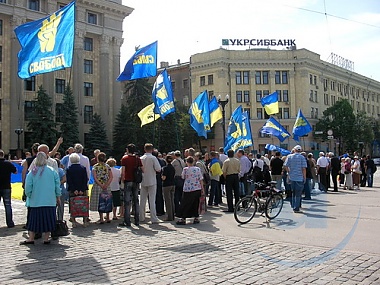 Зображення до:  В Харькове региональный Комитет защиты Украины вышел на пикет из-за Медведева