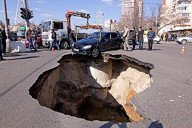 Зображення до:  Асфальт ушёл из-под ног. В Одессе провалилась дорога