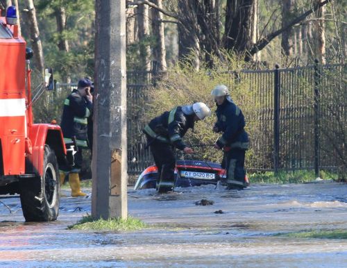 Зображення до:  В Киеве машина ушла под землю и утонула