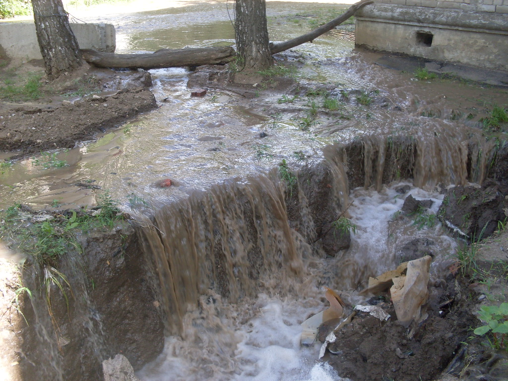 Зображення до:  Река во дворе. Последствия прорыва водопровода на 23 Августа