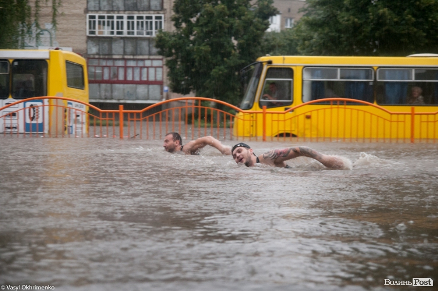 Зображення до:  Этот город в воде. Луцк затопило