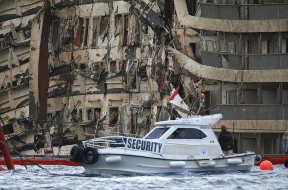 Зображення до:  Лайнер Costa Concordia поставили вертикально