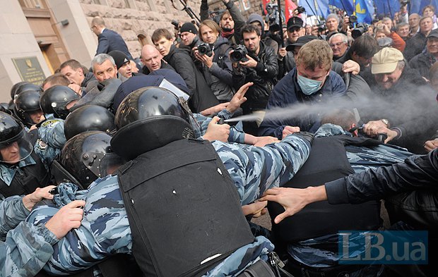 Зображення до:  Протест у Киевсовета. Милиция применяла спецсредства