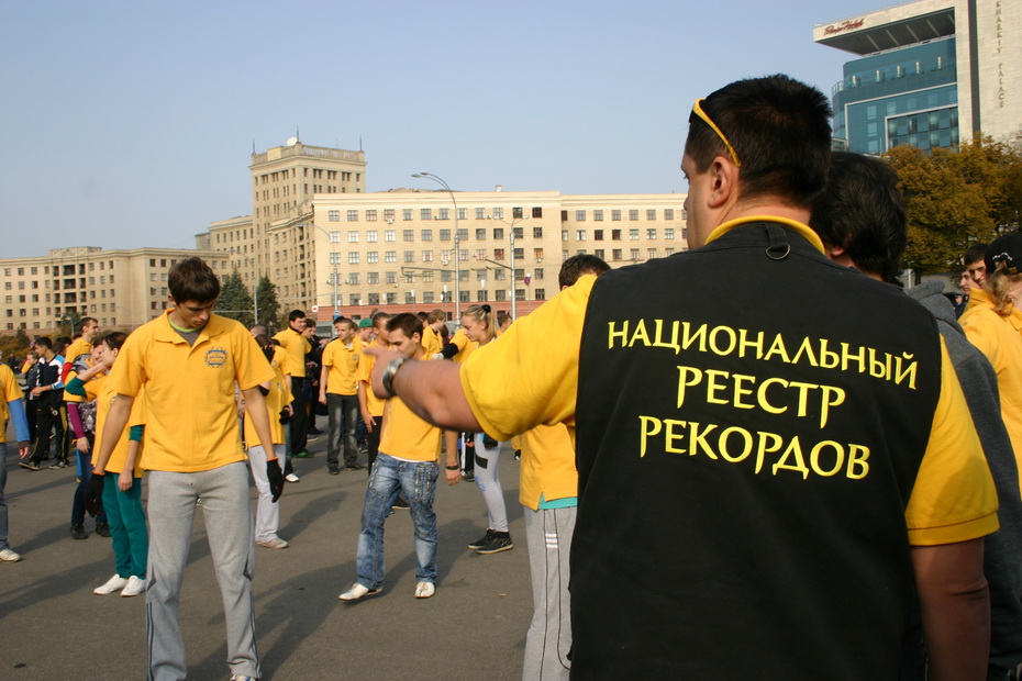 Зображення до:  «Рекордная зарядка»: массовые отжимания на площади Свободы