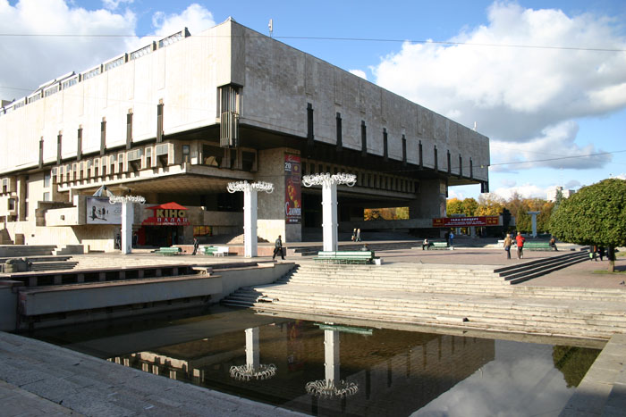 Зображення до:  Пятеро на одного. Кто поселится в Оперном театре