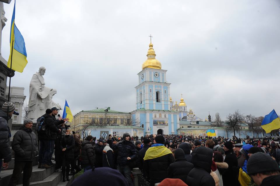 Зображення до:  Тысячи людей и послы стран ЕС на Михайловской площади в Киеве