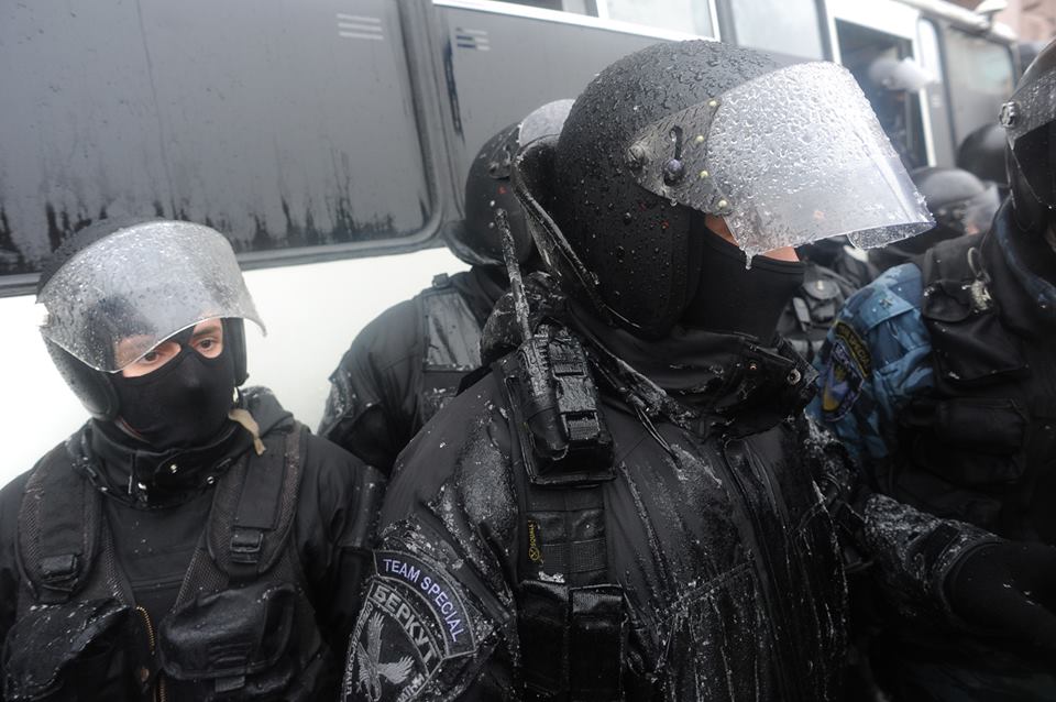 Зображення до:  Немного «Беркута» в холодной воде. Утро у Киевсовета