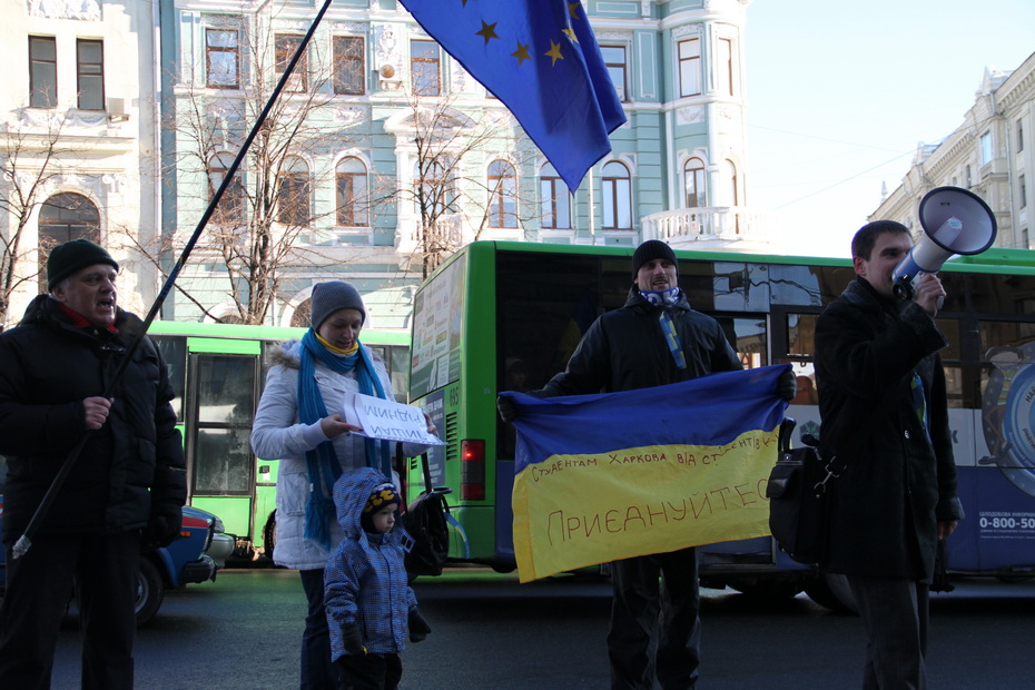 Зображення до:  Стихийный протест у Харьковского горсовета