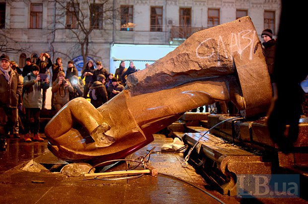 Зображення до:  В Киеве снесли памятник Ленину