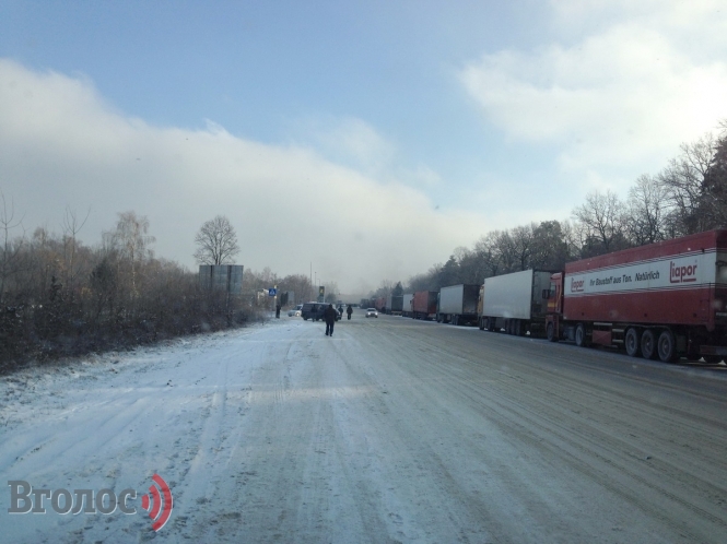 Зображення до:  Протестующие перекрыли трассу Львов — Краковец во Львовской области