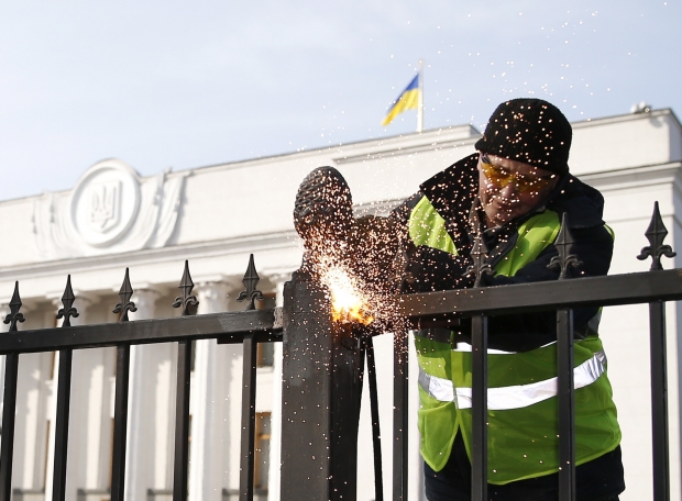 Зображення до:  Возле ВР сносят забор