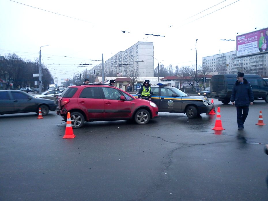 Зображення до:  В Харькове столкнулись иномарка и патрульный автомобиль ГАИ