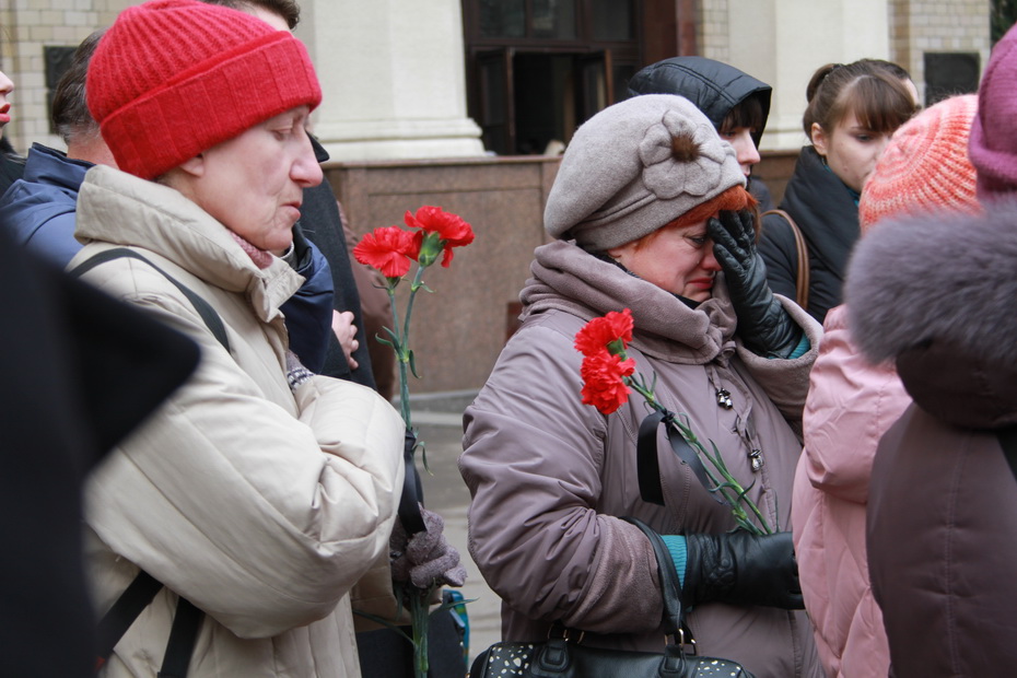 Зображення до:  С гвоздиками и молитвой. Возле университета прошла акция