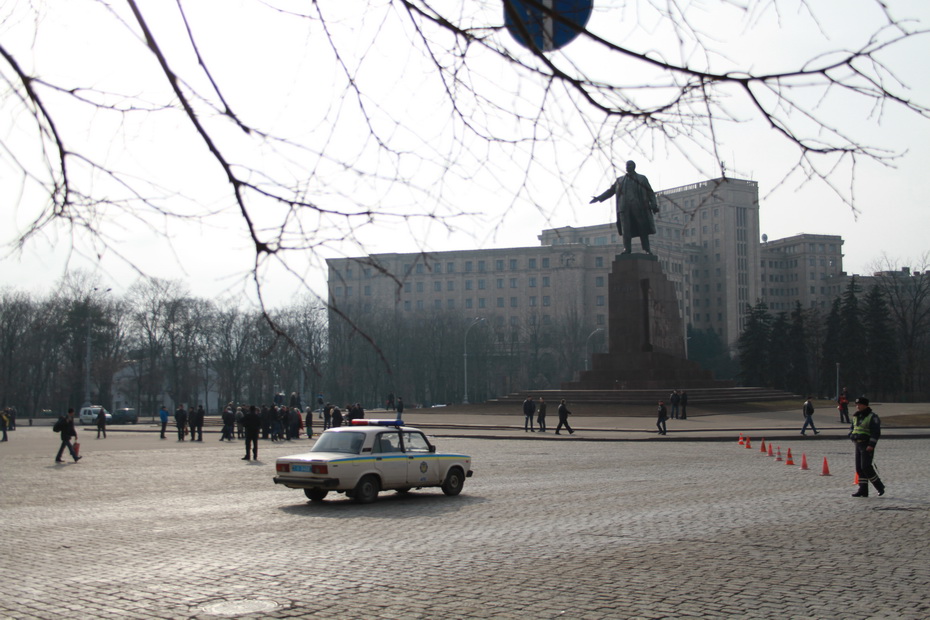 Зображення до:  Милиция на площади Свободы. В ожидании митинга